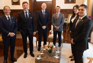 El presidente Daniel Noboa recibi&oacute; a Gianni Infantino previo al Congreso de la Conmebol.