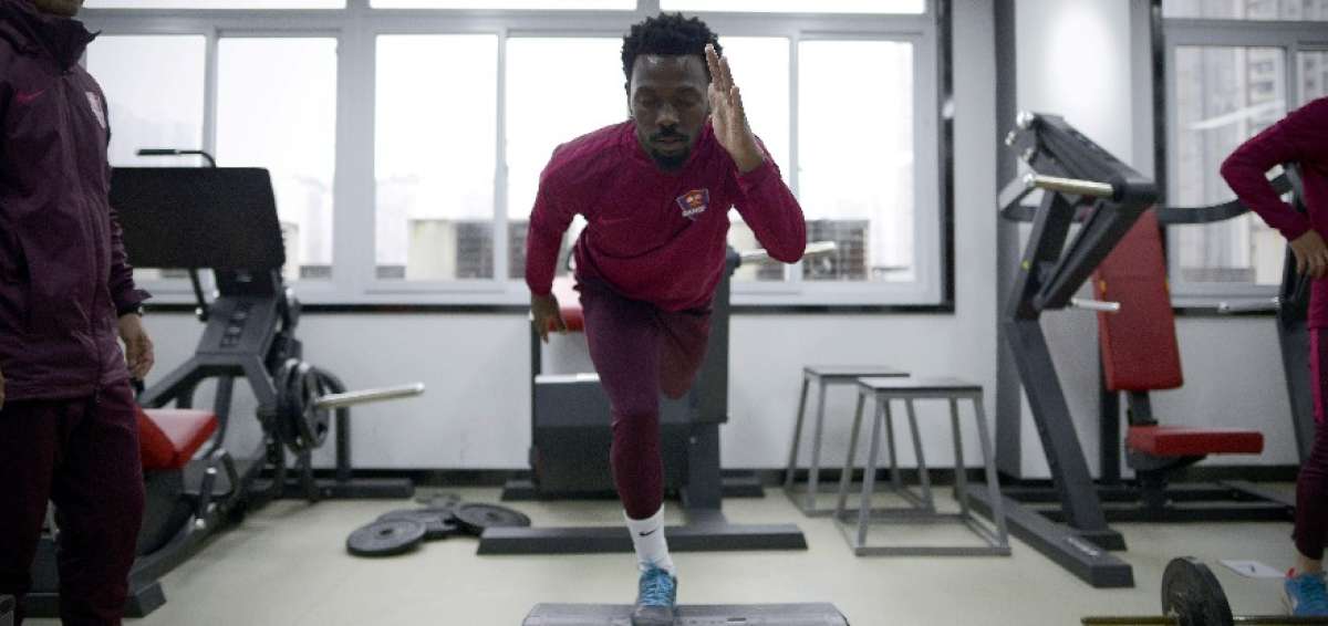El brasile&ntilde;o Fernandinho se entrena en el gimnasio del club Chongging Dangdai Lifan, el cual lo fich&oacute; en 2015 y con el que tiene contrato hasta 2019.  
