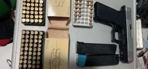 Durante el allanamiento se encontraron dinero en efectivo, armas y municiones.