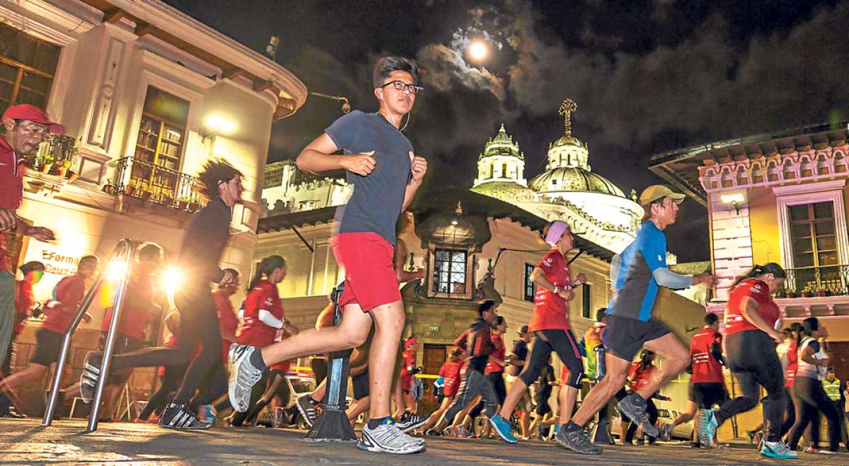 Paso de varios competidores por el Centro Hist&oacute;rico de Quito. Alrededor de 5.000 atletas aficionados se unieron al recorrido de manera informal. Foto: Mario Egas / El Tel&eacute;grafo