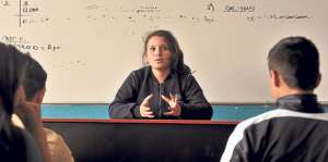 Isabel S&aacute;nchez mientras responde las consultas de sus compa&ntilde;eros en las clases sobre la entrevista. Foto: Marco Erraez / Para El Tel&eacute;grafo