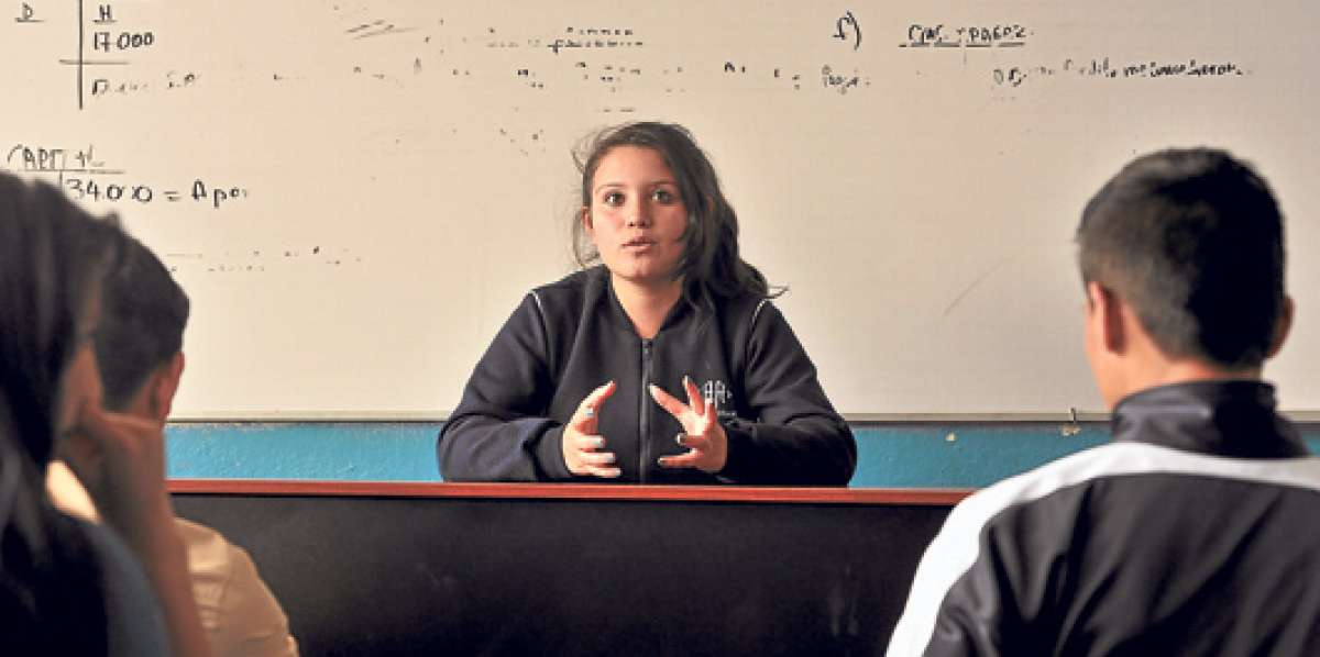 Isabel S&aacute;nchez mientras responde las consultas de sus compa&ntilde;eros en las clases sobre la entrevista. Foto: Marco Erraez / Para El Tel&eacute;grafo