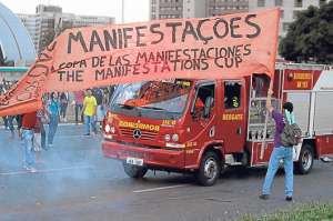 Los trabajadores bloquearon algunas de las principales calles de Salvador, sede mundialista. Foto: EFE.