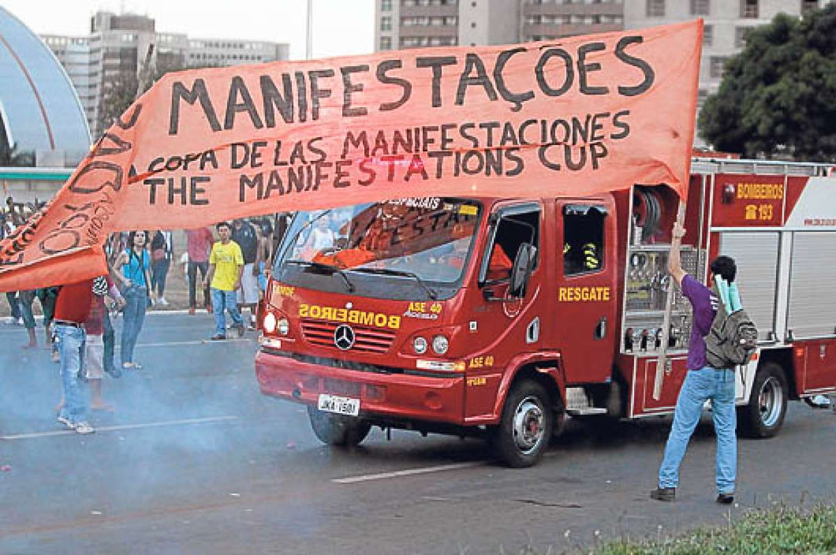 Los trabajadores bloquearon algunas de las principales calles de Salvador, sede mundialista. Foto: EFE.