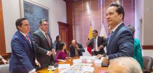 Durante una hora aproximadamente el presidente Jos&eacute; Serrano y los jefes de las bancadas se reunieron para trazar el procedimiento de elecci&oacute;n.