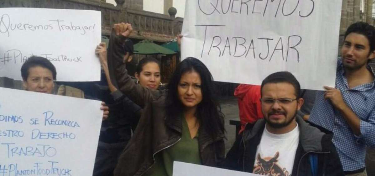 Due&ntilde;os de 'food trucks' protestaron en el Municipio de Quito