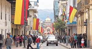 Las principales calles y avenidas de la &lsquo;Atenas del Ecuador&rsquo; est&aacute;n adornadas con los colores de la bandera. Cuenca el martes cumplir&aacute; 195 a&ntilde;os de su gesta independentista. Foto: Fernando Machado/El Tel&eacute;grafo