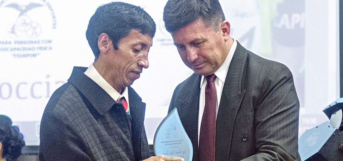 &rarr;Jorge Delgado Guerrero (i) recibi&oacute; su galard&oacute;n como mejor deportista de boccia entre los atletas de la Fedepdif. 