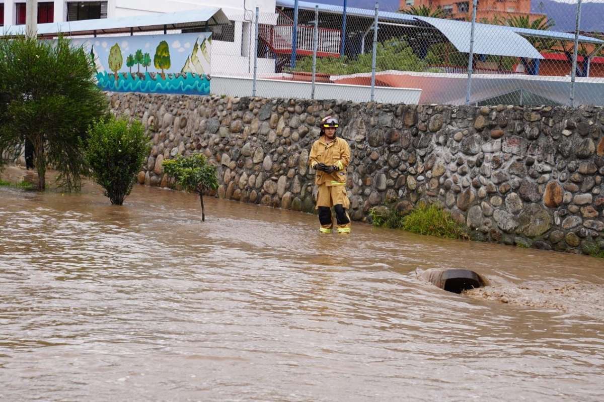 En Cuenca se registr&oacute; el desbordamiento del r&iacute;o Yanuncay.