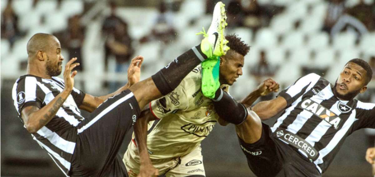 Jos&eacute; Ayov&iacute; (c) disputa el bal&oacute;n ante Airton y &Eacute;merson; el delantero ecuatoriano abri&oacute; el marcador, tras superar a dos jugadores brasile&ntilde;os.