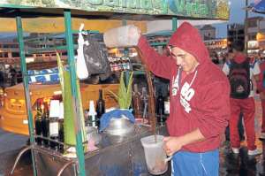 Al igual que todos los d&iacute;as, Jos&eacute; Vargas mezcla bien la s&aacute;bila, chancapiedra y u&ntilde;a de gato, antes de ofrecer el &lsquo;agua fresca&rsquo; a sus clientes. Foto: Silvia Osorio/ El Tel&eacute;grafo