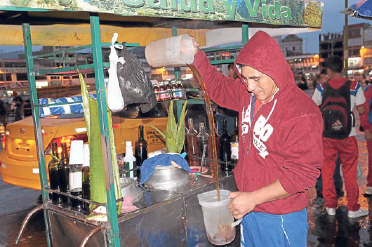 Al igual que todos los d&iacute;as, Jos&eacute; Vargas mezcla bien la s&aacute;bila, chancapiedra y u&ntilde;a de gato, antes de ofrecer el &lsquo;agua fresca&rsquo; a sus clientes. Foto: Silvia Osorio/ El Tel&eacute;grafo
