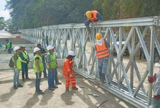 Un puente tipo Bailey se instala en el sector Cruz del Hueso, en la vía Pallatanga-Cumanda.