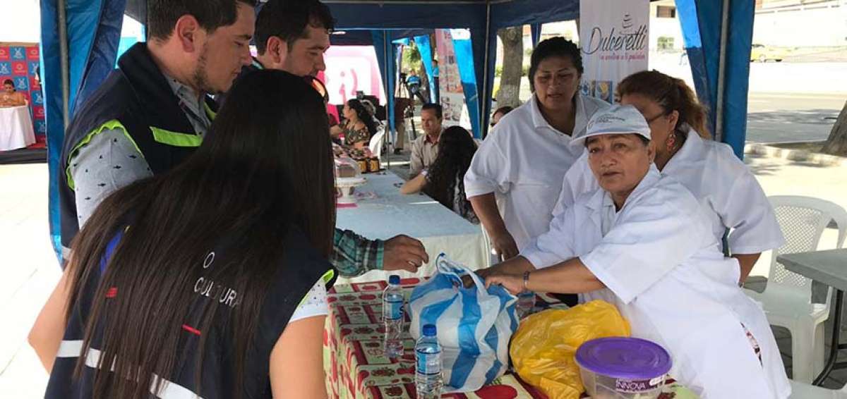 Los emprendedores muestran sus productos en la explanada de la zona comercial Nuevo Tarqui, en Manta, que naci&oacute; despu&eacute;s del terremoto.
