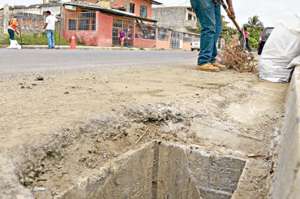 &acute;En la ciudadela Oramas Gonz&aacute;lez, en Dur&aacute;n, se realiz&oacute; la limpieza de alcantarillas. Este es uno de los sectores vulnerables a inundaciones. Foto: Miguel Castro / El Tel&eacute;grafo