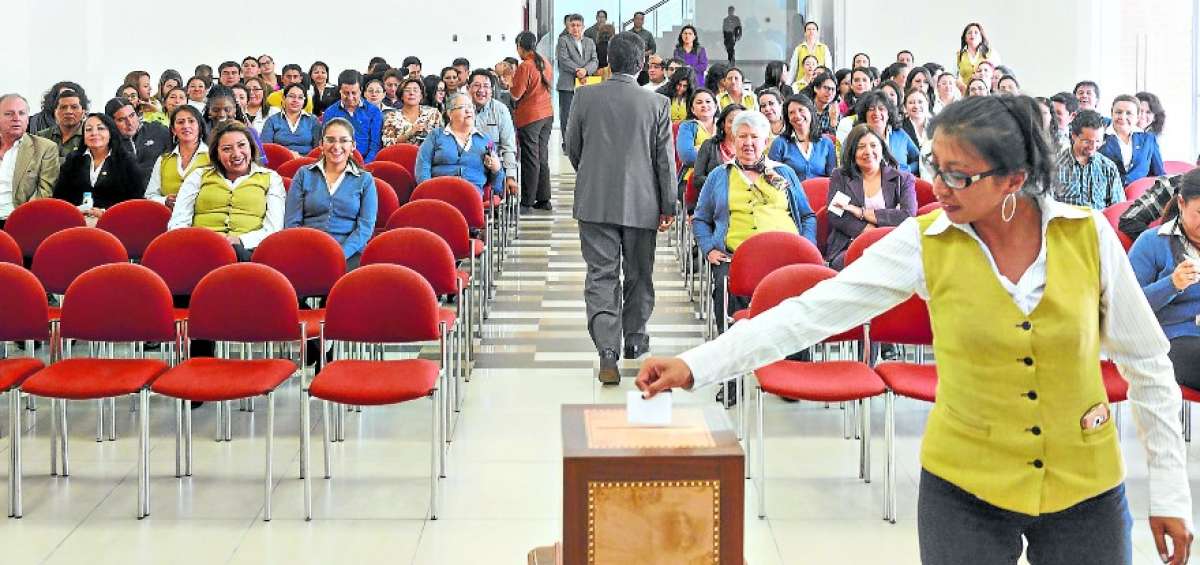 La asamblea de empleados y trabajadores de la U. Andina eligi&oacute; ayer a su representante en la comisi&oacute;n.
