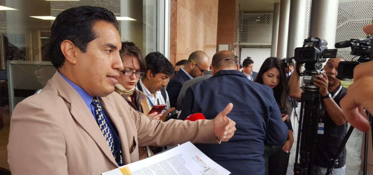 Danny Wilka se acerc&oacute; a la secretar&iacute;a de la Asamblea para presentar las propuestas de los medios digitales. 