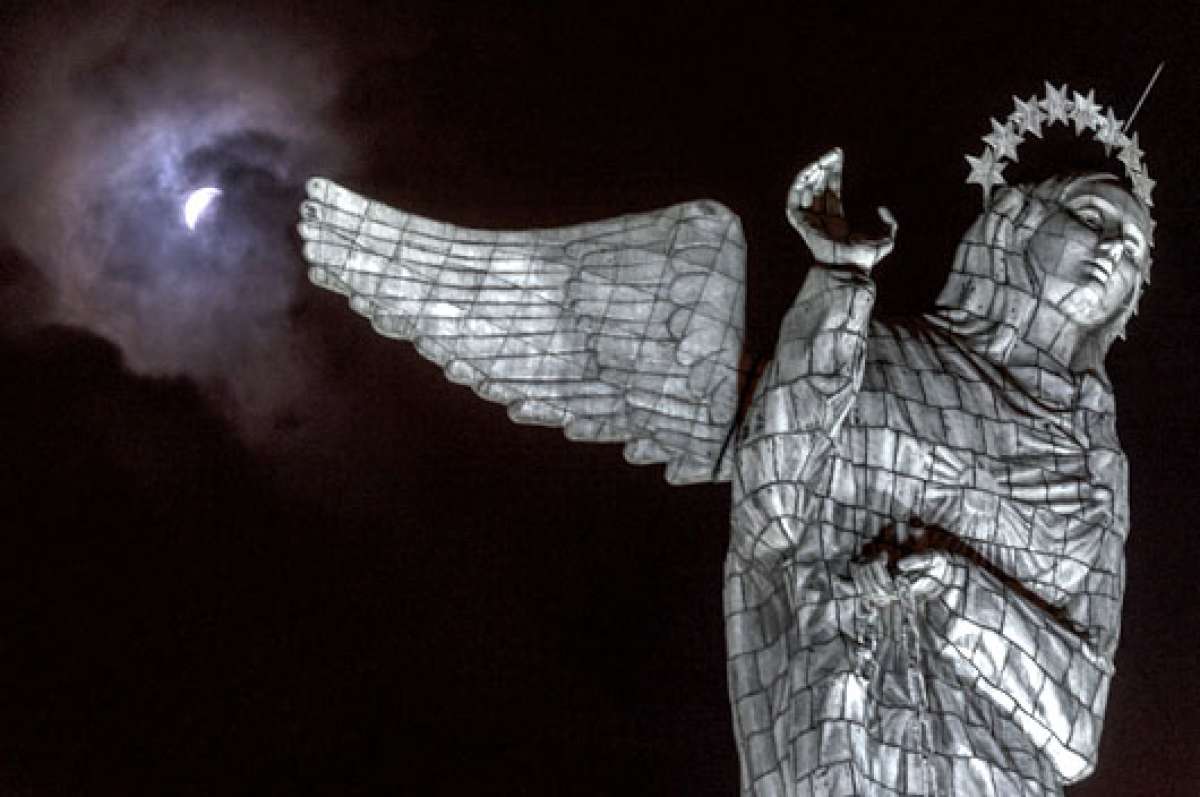 La Luna &ldquo;ardi&oacute;&rdquo; 78 minutos en Ecuador (VIDEO Y GALER&Iacute;AS)