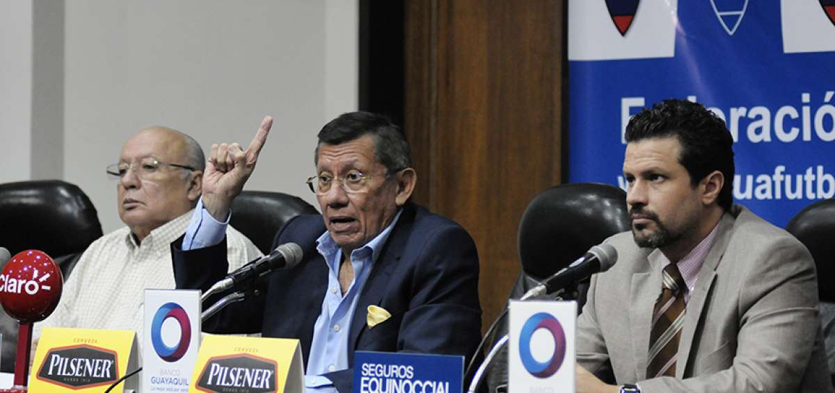 Guillermo Saltos Guale (izq.), asesor jur&iacute;dico; Carlos Villac&iacute;s, presidente de la FEF; y Andr&eacute;s Holgu&iacute;n, abogado.