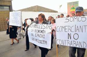 Los due&ntilde;os de los principales establecimientos comerciales marcharon por la ciudad. Foto: Carlos Jim&eacute;nez / El Tel&eacute;grafo