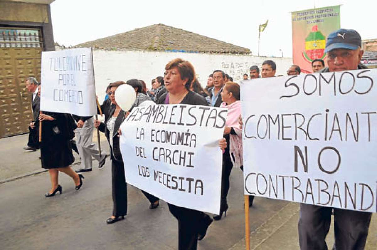 Los due&ntilde;os de los principales establecimientos comerciales marcharon por la ciudad. Foto: Carlos Jim&eacute;nez / El Tel&eacute;grafo