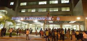 Cientos de personas se concentraron en los exteriores del Hospital del IESS de Santo Domingo para saludar al presidente Rafael Correa.
