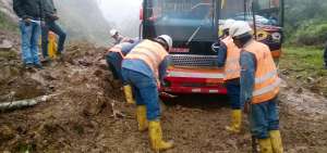 Personal del Ministerio de Transporte y Obras P&uacute;blicas colabor&oacute; para que algunos veh&iacute;culos puedan cruzar en las zonas donde hubo los deslizamientos.