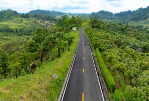 Gobierno entrega 24 kil&oacute;metros de v&iacute;as rurales en Esmeraldas