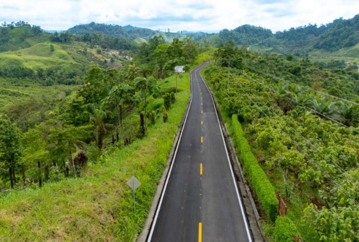 Gobierno entrega 24 kil&oacute;metros de v&iacute;as rurales en Esmeraldas