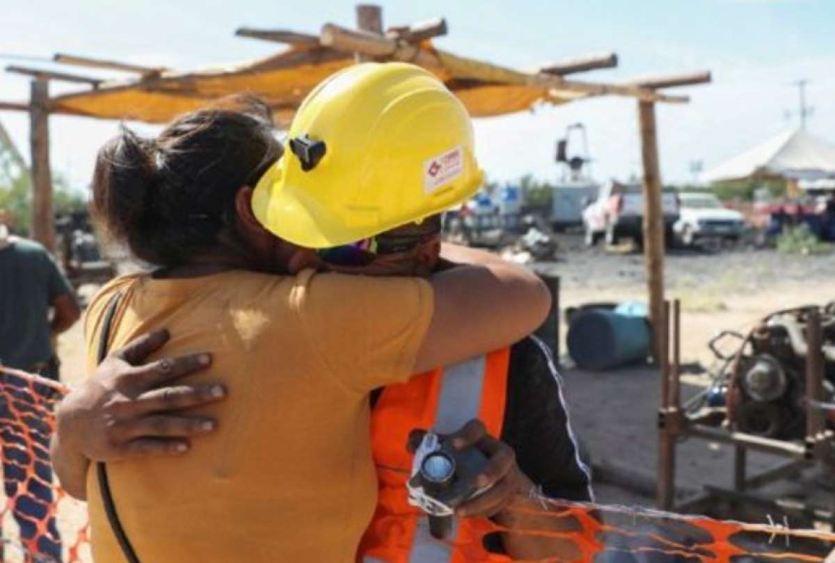 Un grupo de mineros quedó atrapado en una mina en Coahuila.