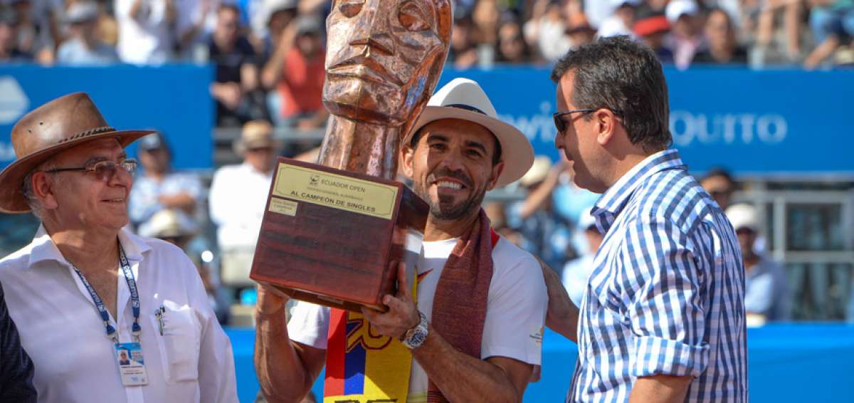 El tenista dominicano V&iacute;ctor Estrella (centro) se coron&oacute; como bicampe&oacute;n del torneo, tras vencer en la final de 2016 al brasile&ntilde;o Thomas Belluci. 