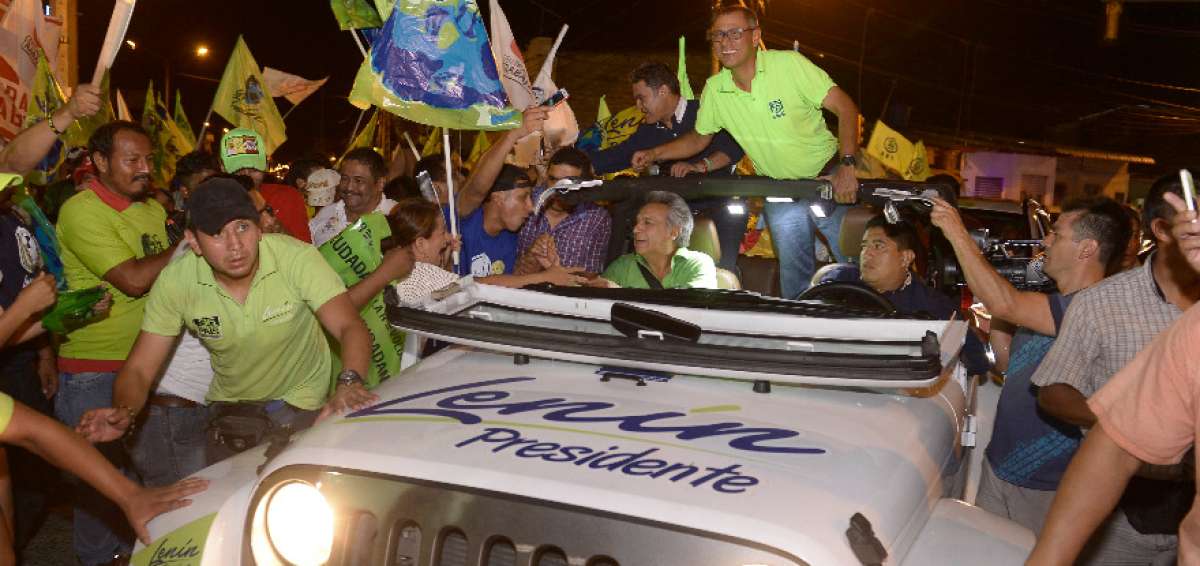 Len&iacute;n Moreno, acompa&ntilde;ado por Jorge Glas, lleg&oacute; hasta el Guasmo, en el sur de Guayaquil, donde lo esperaban cientos de personas.