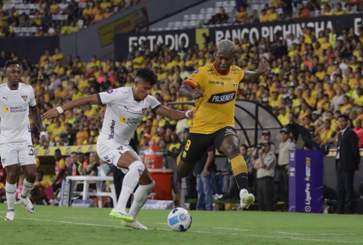 Gabriel Cortez disputa el balón con Daykol Romero