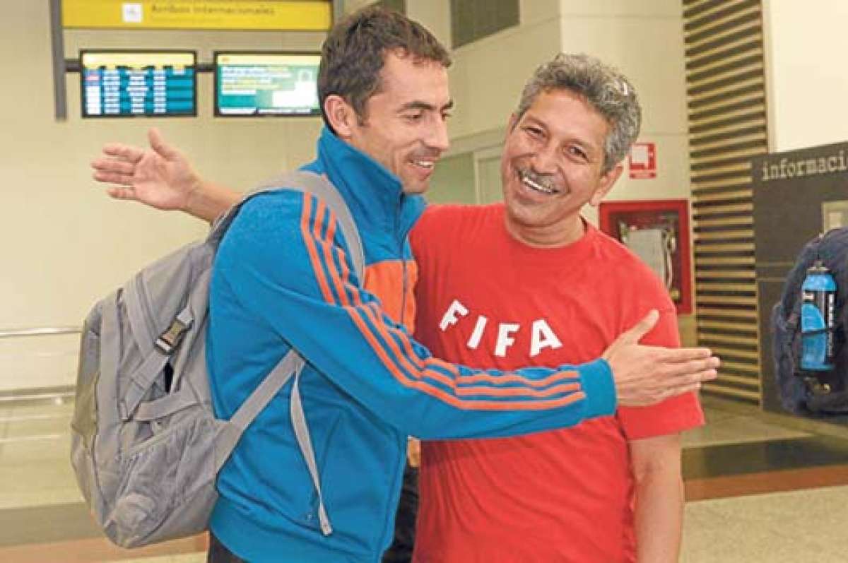 Byron Piedra (izq.) fue recibido por el dirigente Jayron Zambrano en su arribo a Guayaquil. Foto: Lylibeth Coloma.