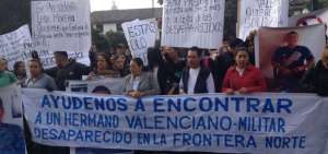 Familiares del soldado que exigen que se agilite el proceso de investigaci&oacute;n. 