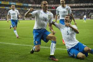 Leonardo Bonucci celebra junto a sus compa&ntilde;eros el segundo gol italiano. Foto: AFP