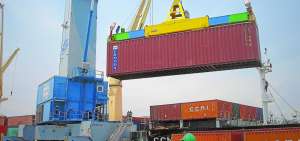La terminal mar&iacute;tima de Manta est&aacute; a 25 millas n&aacute;uticas (1 hora) de la ruta internacional de tr&aacute;fico.