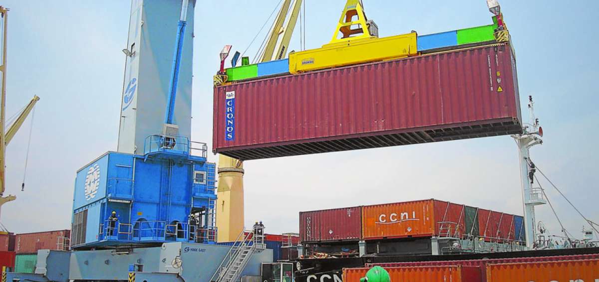 La terminal mar&iacute;tima de Manta est&aacute; a 25 millas n&aacute;uticas (1 hora) de la ruta internacional de tr&aacute;fico.