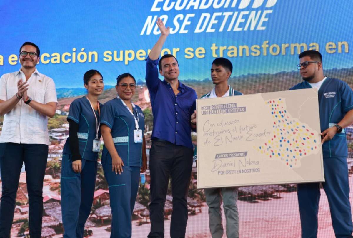 Jóvenes estudiantes condecoran al presidente Daniel Noboa por la entrega de más de 409.000 becas en su gestión