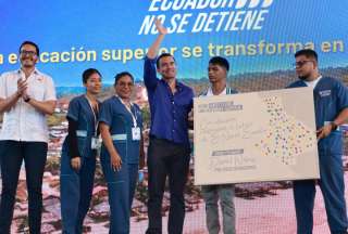 Jóvenes estudiantes condecoran al presidente Daniel Noboa por la entrega de más de 409.000 becas en su gestión