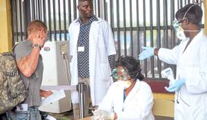En el Aeropuerto Internacional Roberts, en Liberia, agentes de salud comprueban que un pasajero no est&eacute; infectado con el &eacute;bola. La OMS se comprometi&oacute; a combatir el virus. Foto: AFP