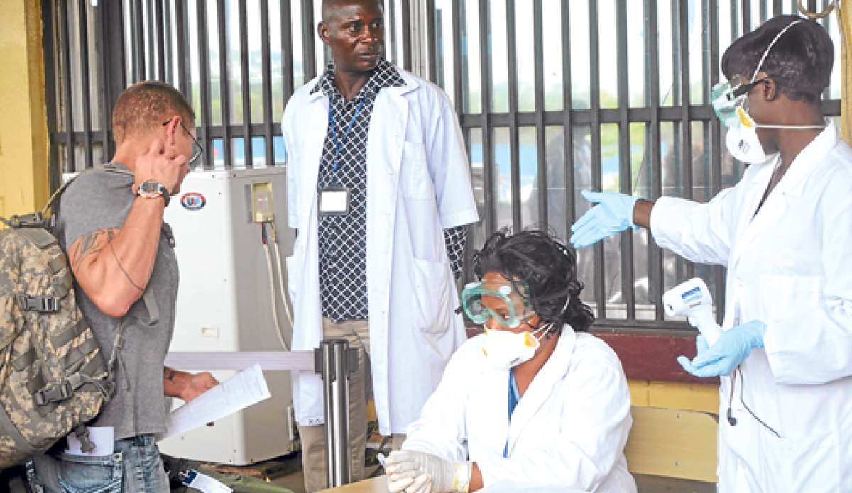 En el Aeropuerto Internacional Roberts, en Liberia, agentes de salud comprueban que un pasajero no est&eacute; infectado con el &eacute;bola. La OMS se comprometi&oacute; a combatir el virus. Foto: AFP