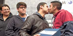 El marino Mauricio Ruiz y su pareja Jorge Vel&aacute;squez declararon su homosexualidad. Foto: AFP