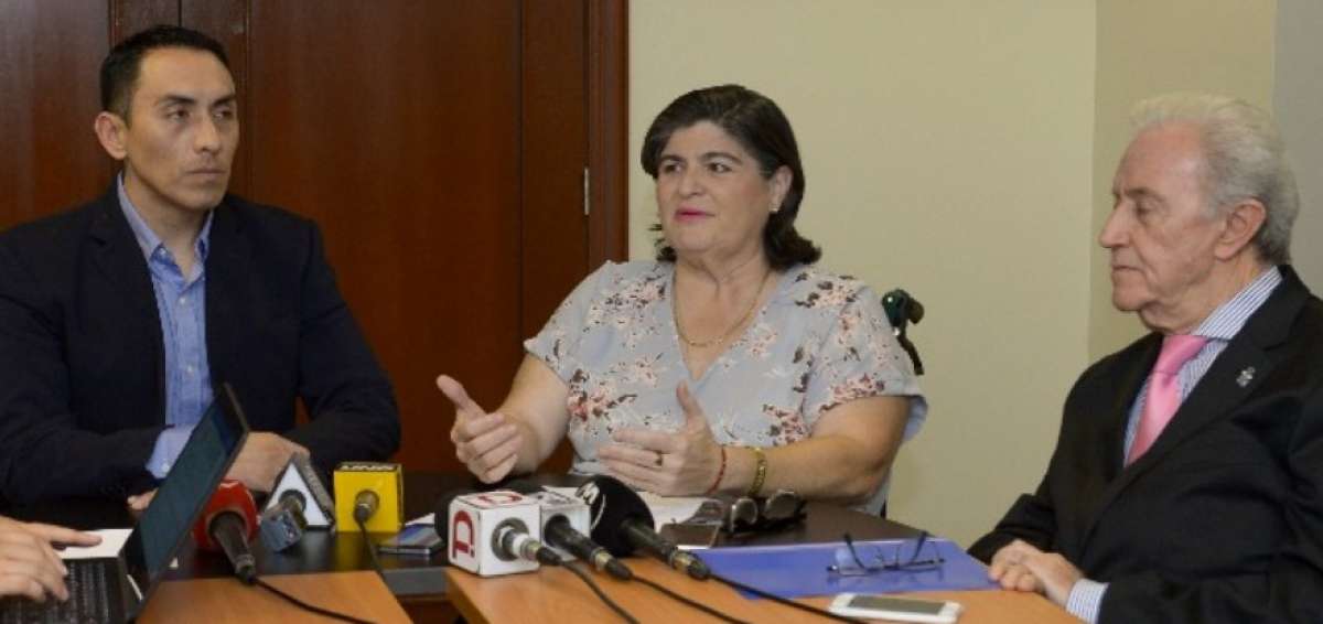 El presidente de EMPO, Edison Garz&oacute;n (i), la Ministra de Econom&iacute;a y Finanzas, Mar&iacute;a Elsa Viteri (c), y el presidente del Directorio de Tame, Ignacio Valle (d), ofrecen declaraciones durante una rueda de prensa.