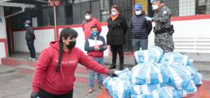 La jornada de entrega de la Canasta Solidaria comenz&oacute; desde muy temprano en la Escuela Am&eacute;rica y Espa&ntilde;a del sector Tambillo dentro del cant&oacute;n Mej&iacute;a.