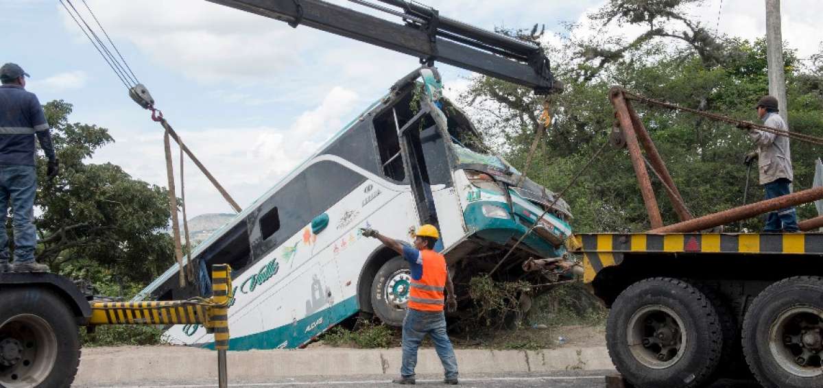 Maquinaria sac&oacute; el bus que cay&oacute; a un abismo de 10 metros de profundidad. 