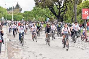 Personas de todas las edades participaron ayer en este evento para concienciar el uso de la bicicleta por las calles y avenidas de Cuenca. FOTO: JOS&Eacute; LUIS LLIVISACA