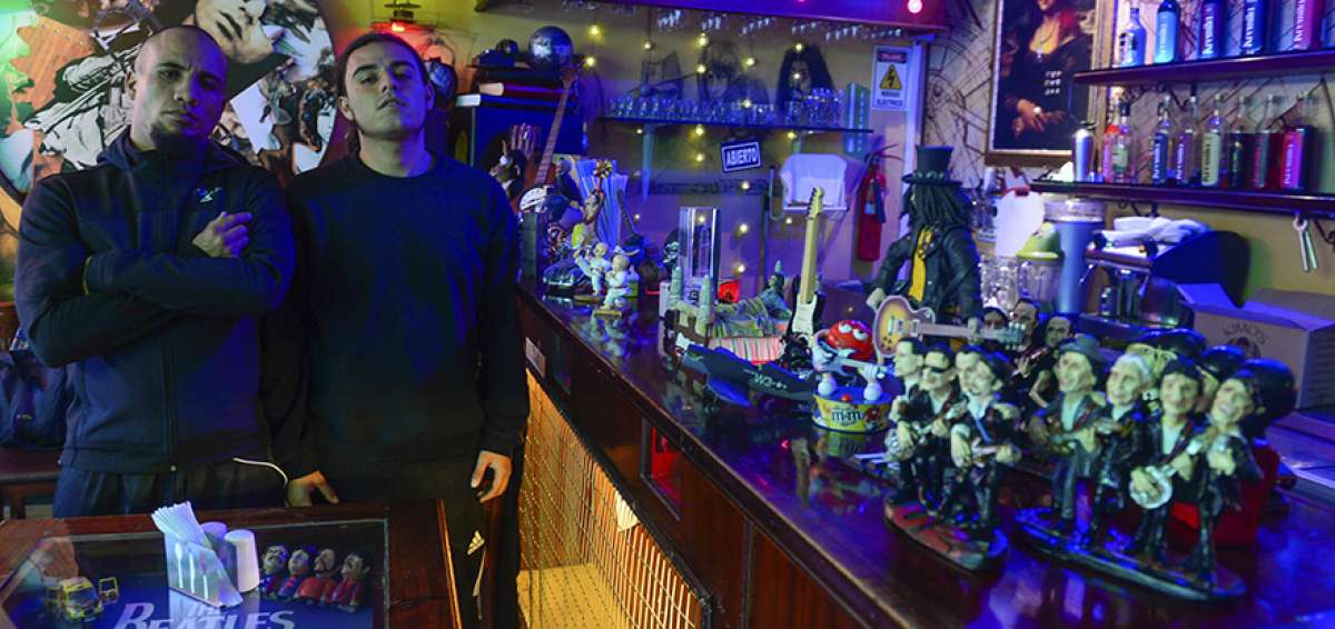 El baterista y bajista de Parca, el d&iacute;a de la entrevista con este diario, en Quito. El a&ntilde;o pasado publicaron el disco Tierra de muerto, que contiene 8 temas nuevos.