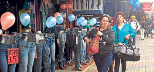 En un centenar de locales comerciales, situados a lo largo de la avenida Confraternidad en el barrio El Tambo en Pelileo, se ofertan pantalones, camisetas, camisas, chompas, y sacos a buen precio. Foto: Jos&eacute; Miguel Castillo / El Tel&eacute;grafo