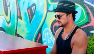 Arjona canta Apnea en la calle, a piano y voz